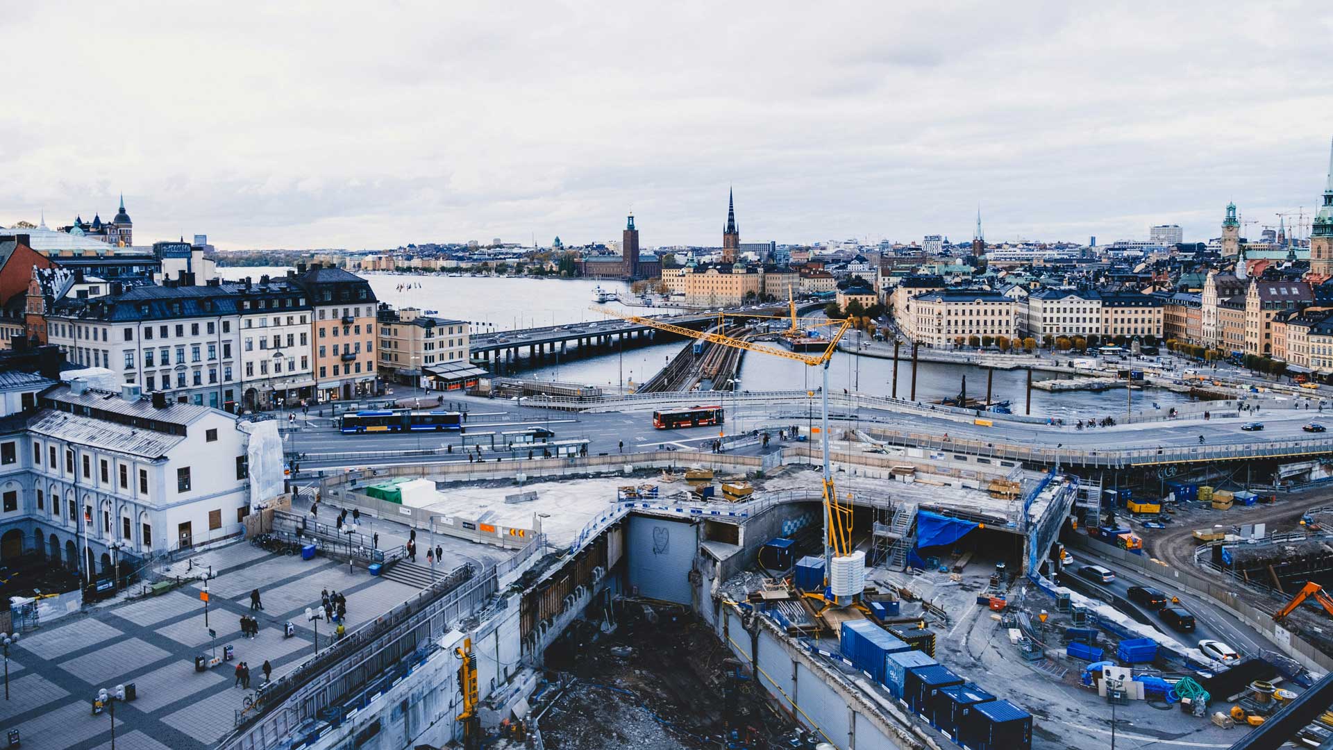Vem ska betala för vägarna, järnvägen och hamnarna?