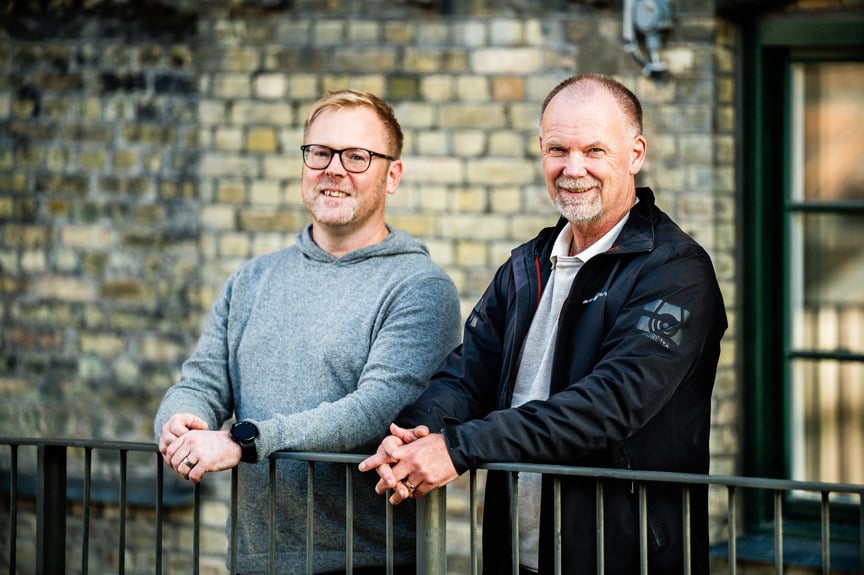 Jonas och Anders st&aring;ende tillsammans