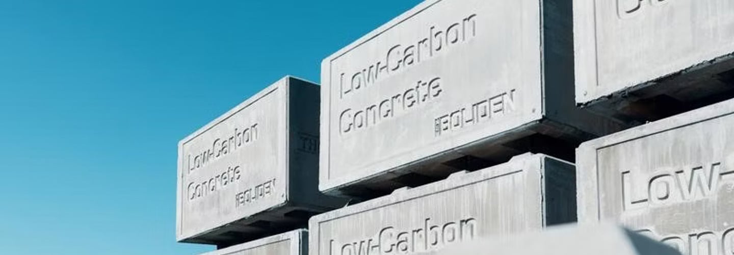 "Low-Carbon Concrete" inristat på betongblock som är staplade på varandra.