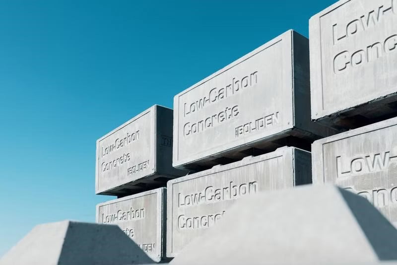 "Low-Carbon Concrete" inristat på betongblock som är staplade på varandra.