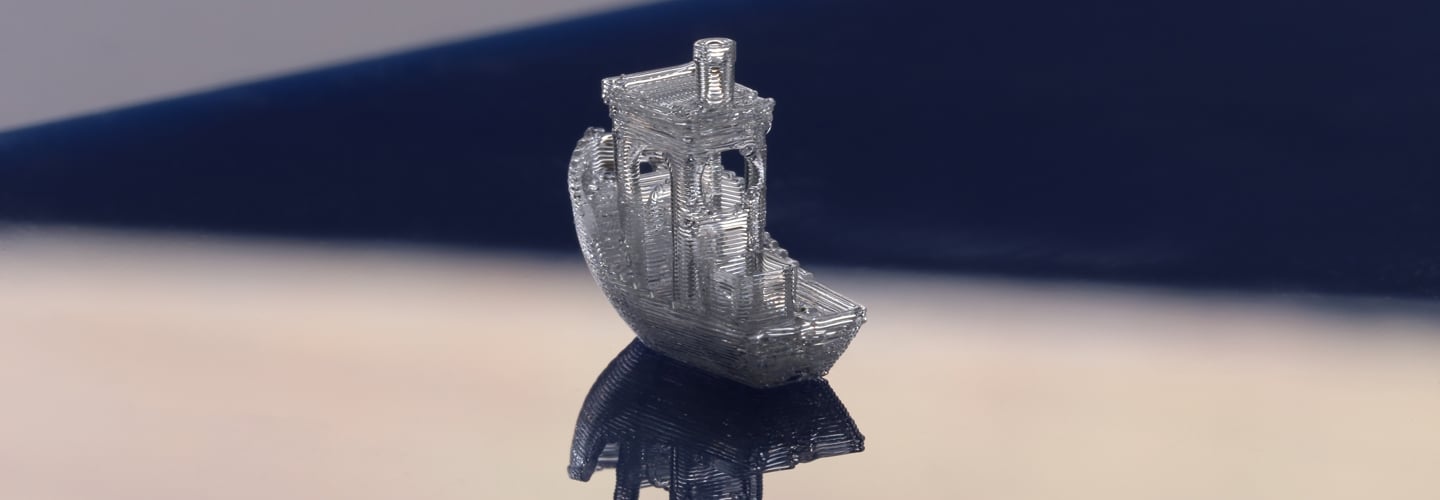 Ett miniatyr skepp 3D-printat i glas