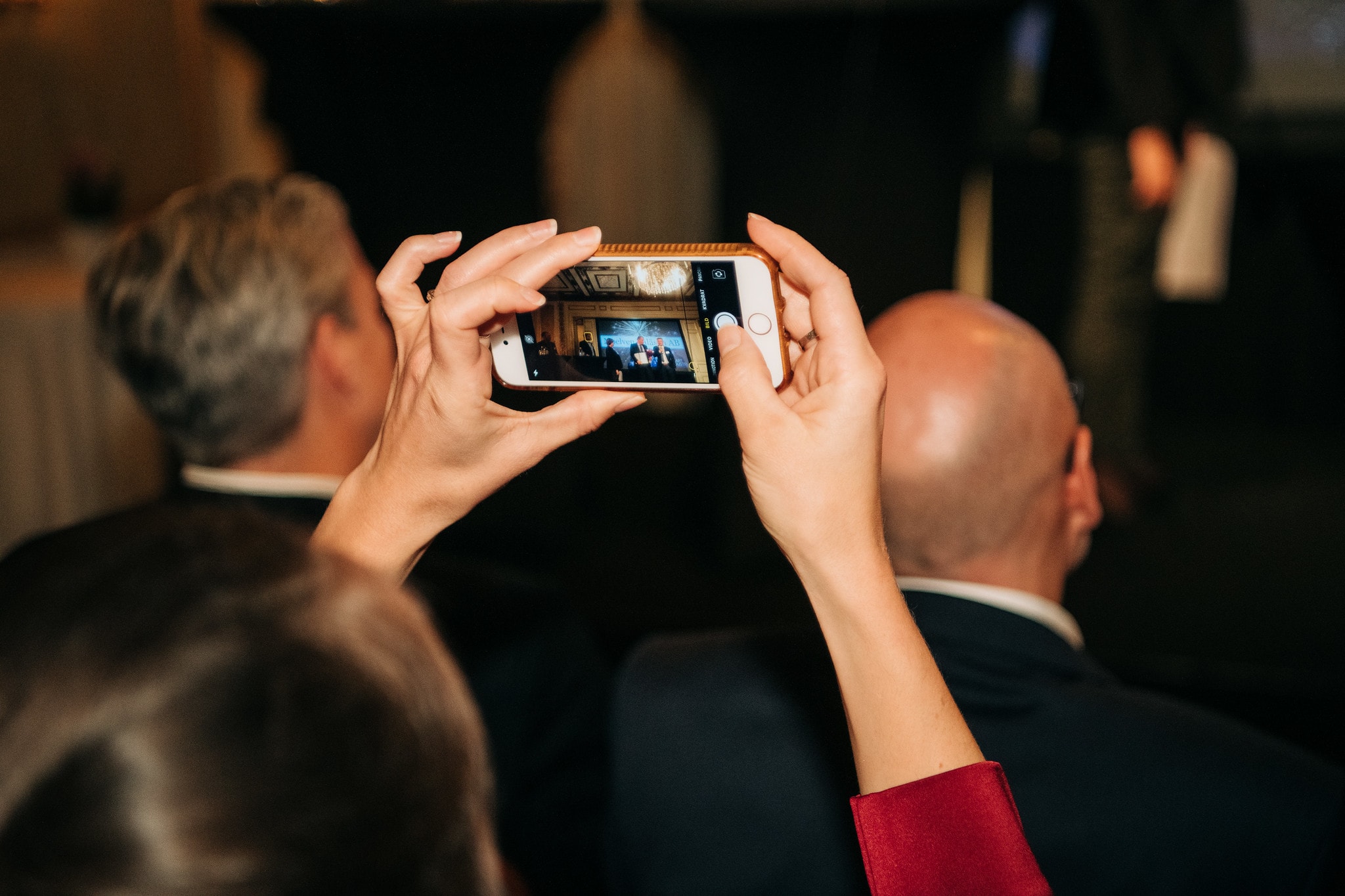 händer med mobil fotograferar prisutdelning