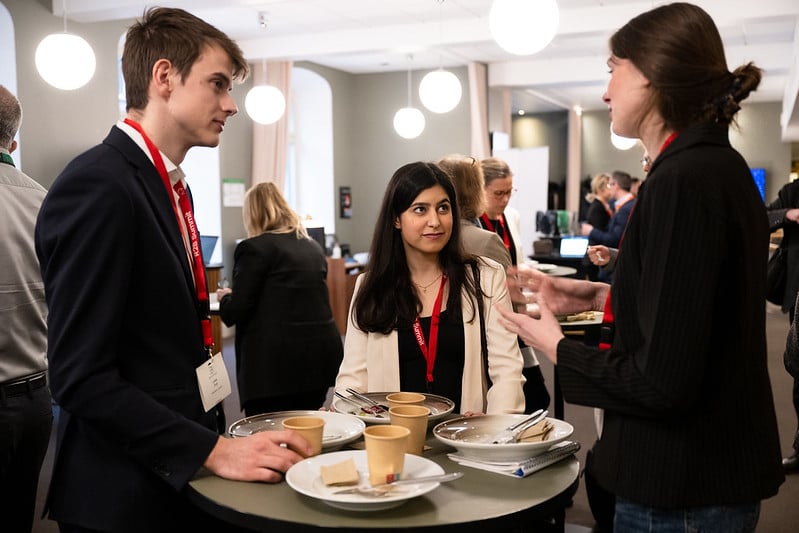 studenter vid runt ståbord