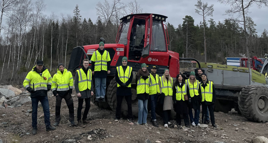 Studentr&aring;det i varselv&auml;star framf&ouml;r skogsmaskin